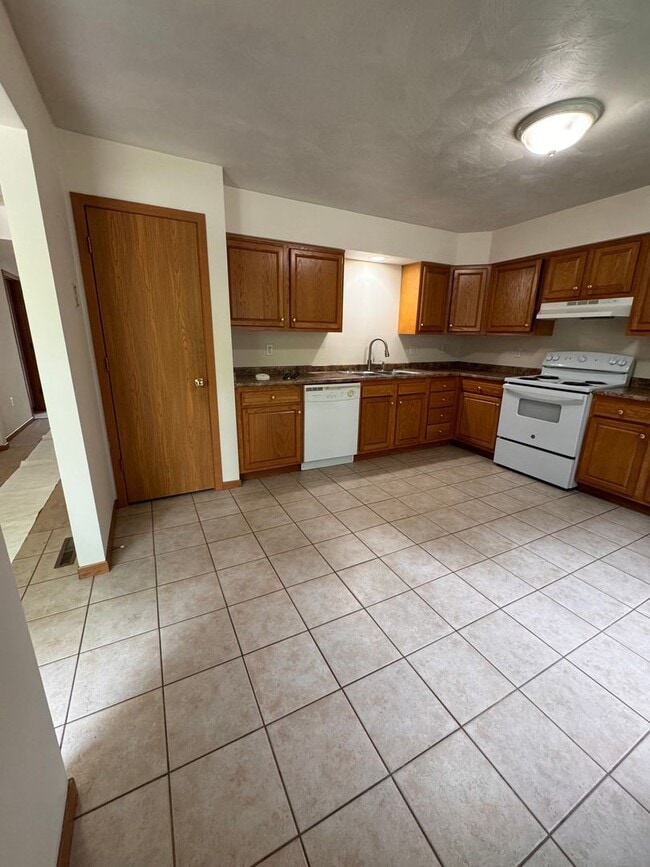 Building Photo - Large 3 Bedroom 2.5 Bathroom Townhouse in Burrell School District - Next to Hillcrest Country Club