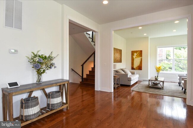 Foto del edificio - 5802 Wilmett Rd