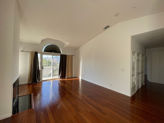 Building Photo - Stunning Remodeled 2BR/2BA Garage Laundry Fireplace