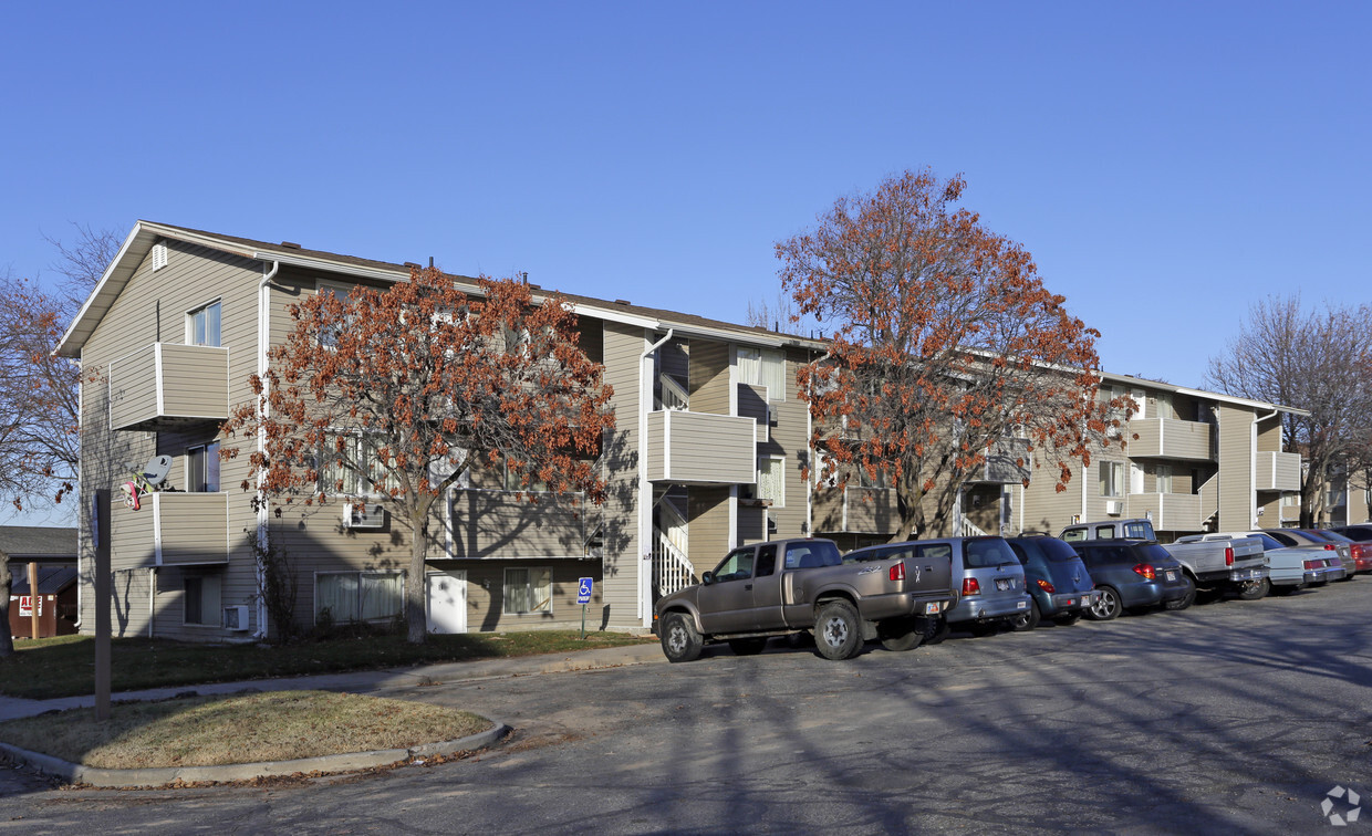 Parking Area - Pepper Ridge Apartments