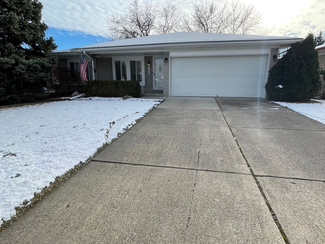 Primary Photo - Sterling Heights Ranch with Family Room & ...