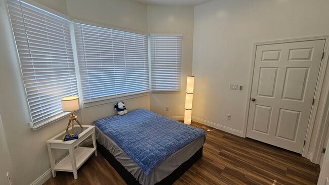 Dormitorio (solo se muestra uno) - 2084 W 24th St