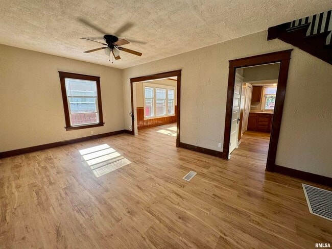 Building Photo - 716 46th St