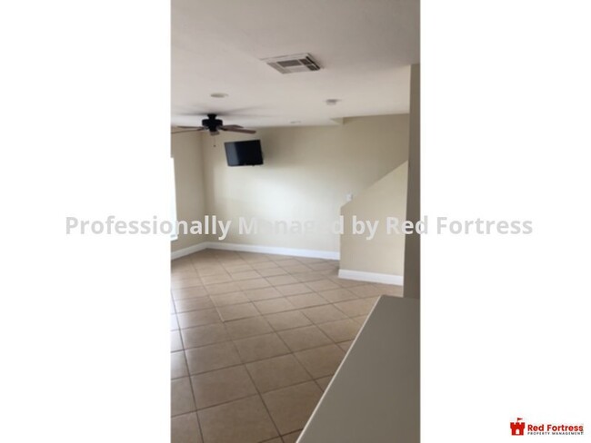 Building Photo - 3 Bedroom 2 Bathroom  Beautiful - Great Lo...