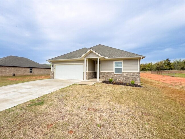 Building Photo - Very Nice 4 bedroom 2 bath home in Guthrie...