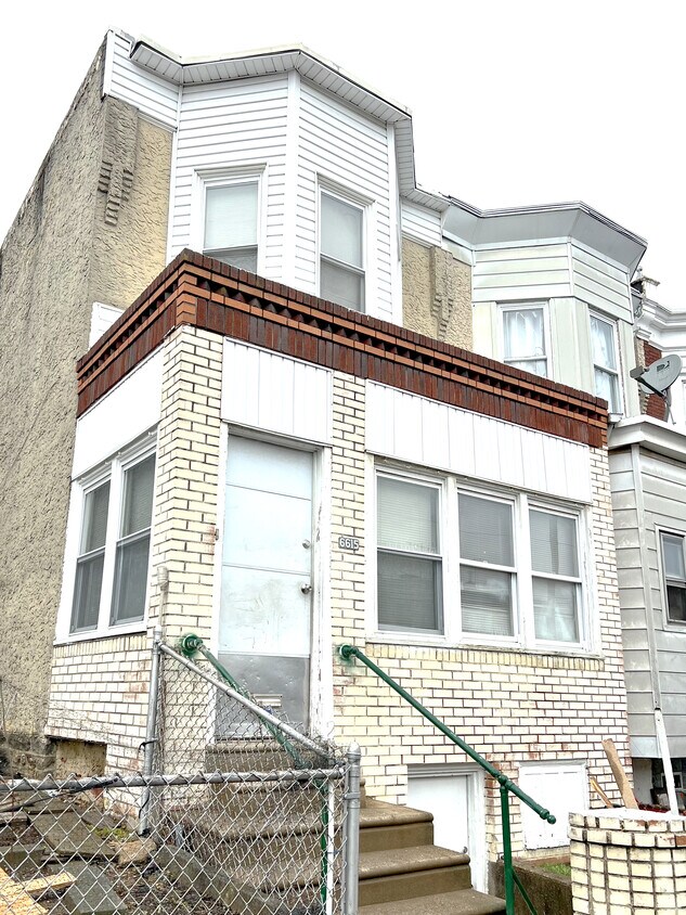 Primary Photo - 6615 Greenway Ave