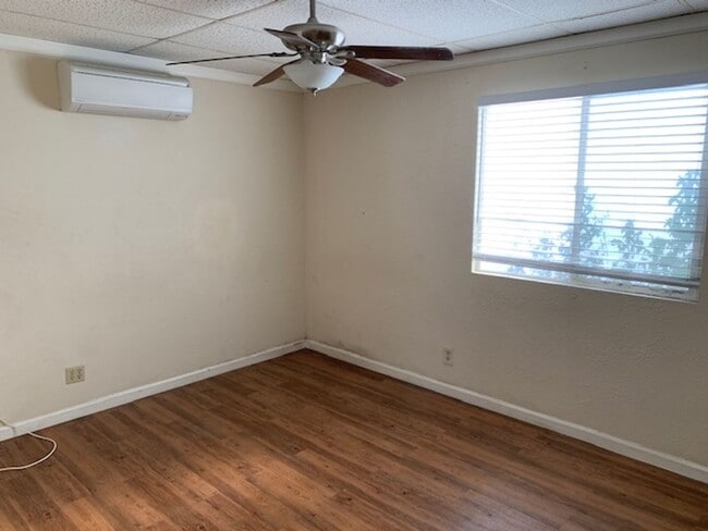 Building Photo - 2 bedroom 1 bath apartment for rent