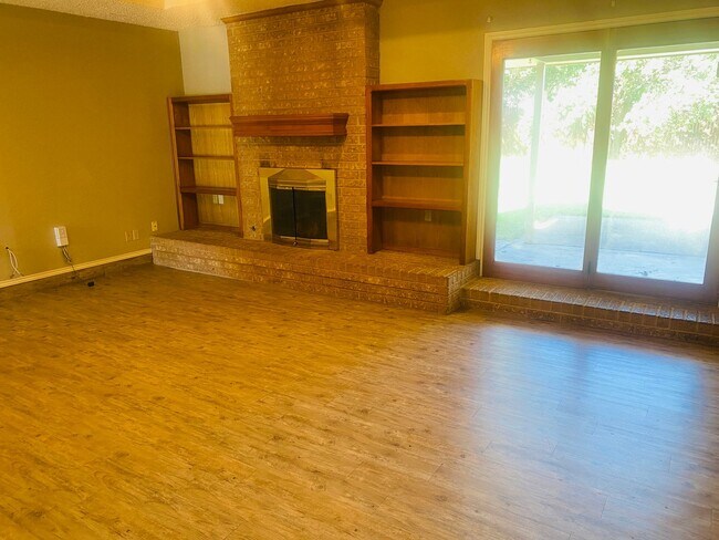 Building Photo - 3 bed 2 bath 2 car garage! Self Showing