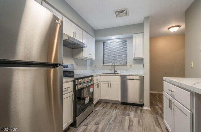 Building Photo - 27 Glenside Dr