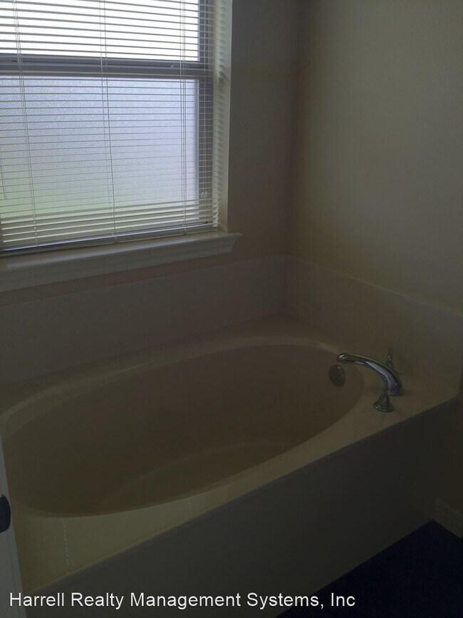 Building Photo - 3 br, 2 bath House - 621 Park Wood