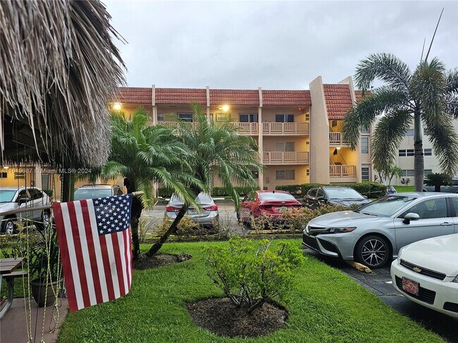 Foto del edificio - 6850 Royal Palm Blvd