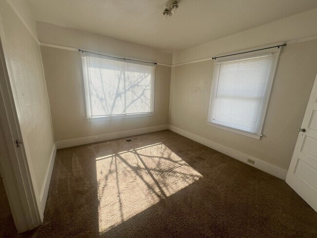 Building Photo - 3 Bed, 1 Bath Home