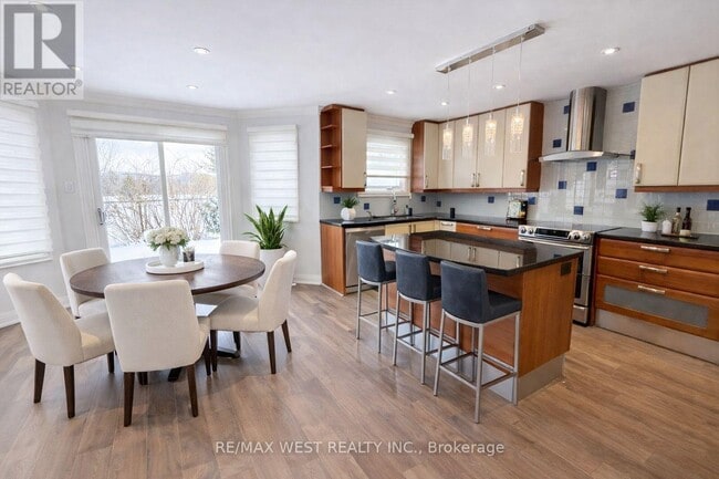 Building Photo - 15 Dundurn Crescent