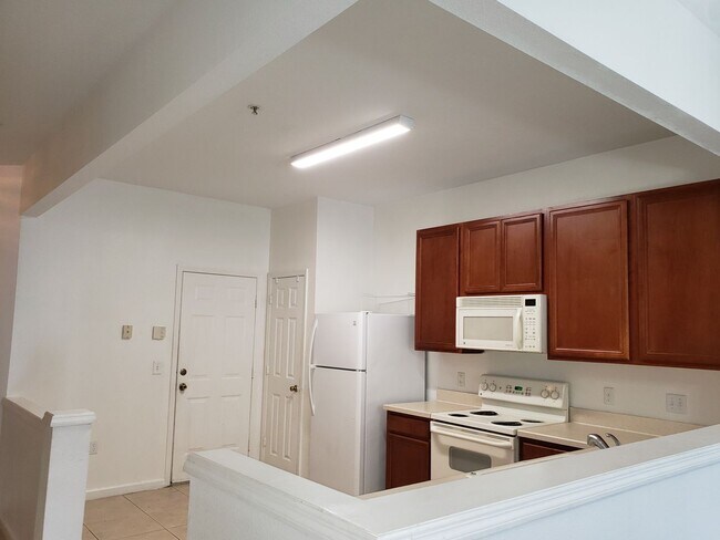 Foto del edificio - 2-story Spacious Townhome - Gated Communit...