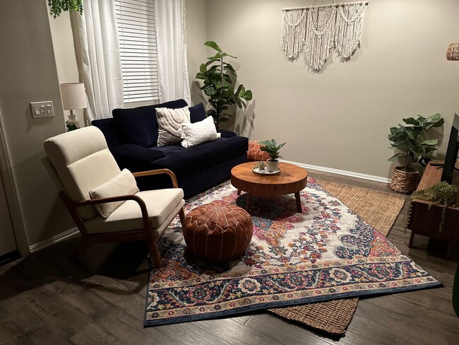 Building Photo - Beautifully upgraded 3-bedroom, 4-bathroom...