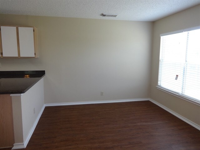 Foto del edificio - 8225 Laurel Bend