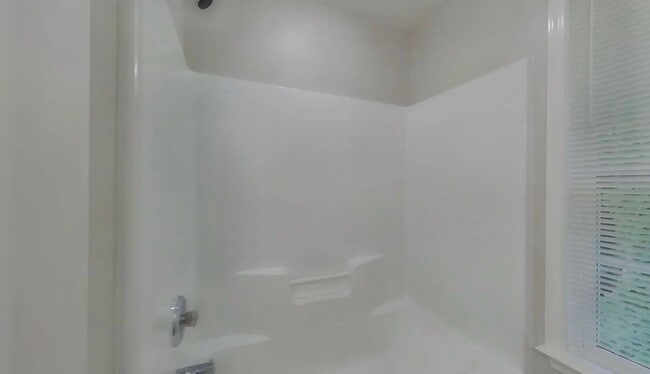 Building Photo - 3 Bedroom Residence Perfect for Family Living