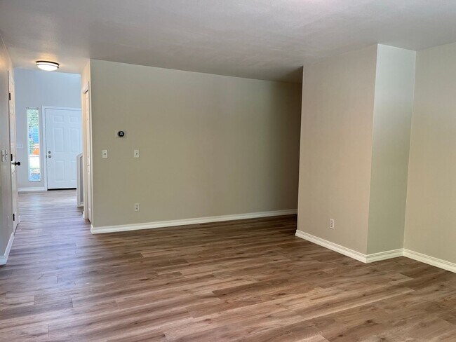 Building Photo - Beautifully Renovated Gem in Federal Way-Milton
