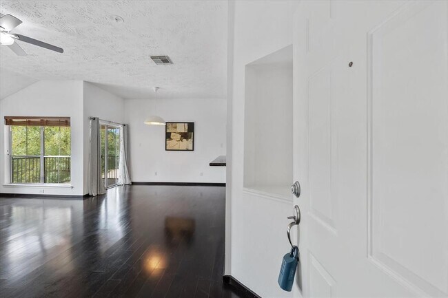 Foto del edificio - 8051 Bay Branch Dr