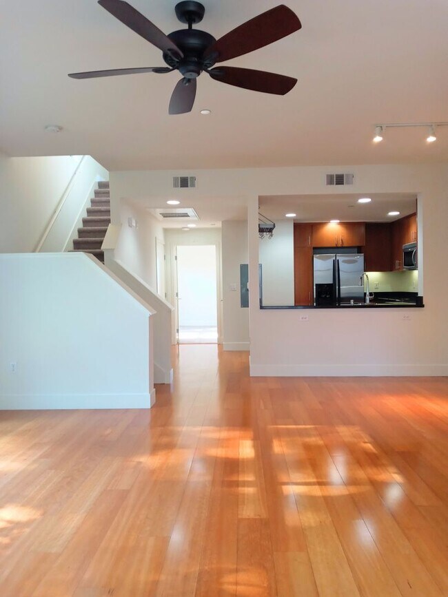 Foto del edificio - Luxury 2bd Two-Story Condo In Secured Buil...