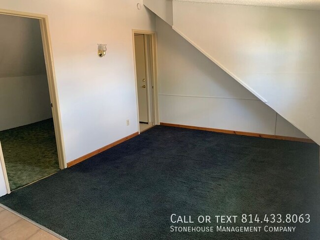 Building Photo - Convenient 3rd floor 2 bedroom apartment a...