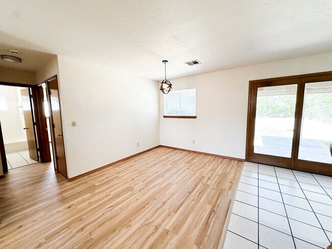 Building Photo - MOVE IN READY! - Cute 2 Bed/1 Bath near OCCC!