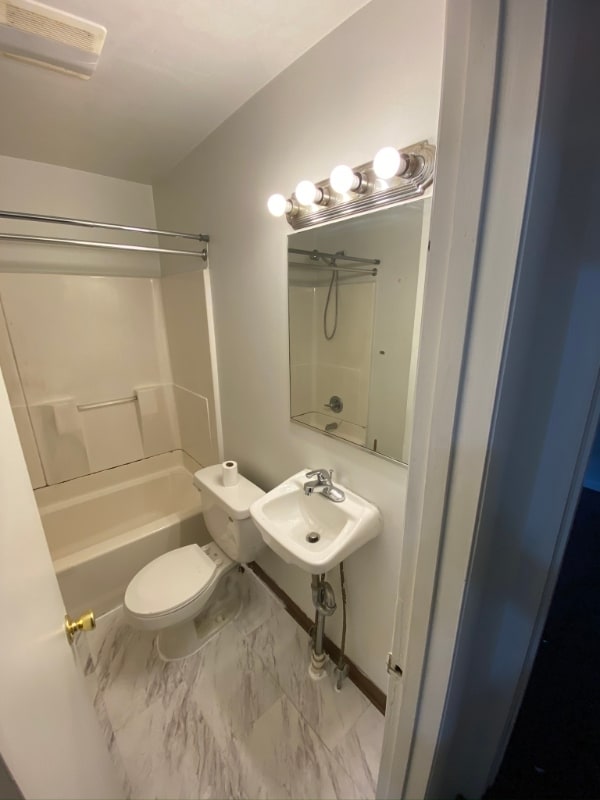 Building Photo - 453 S Main St