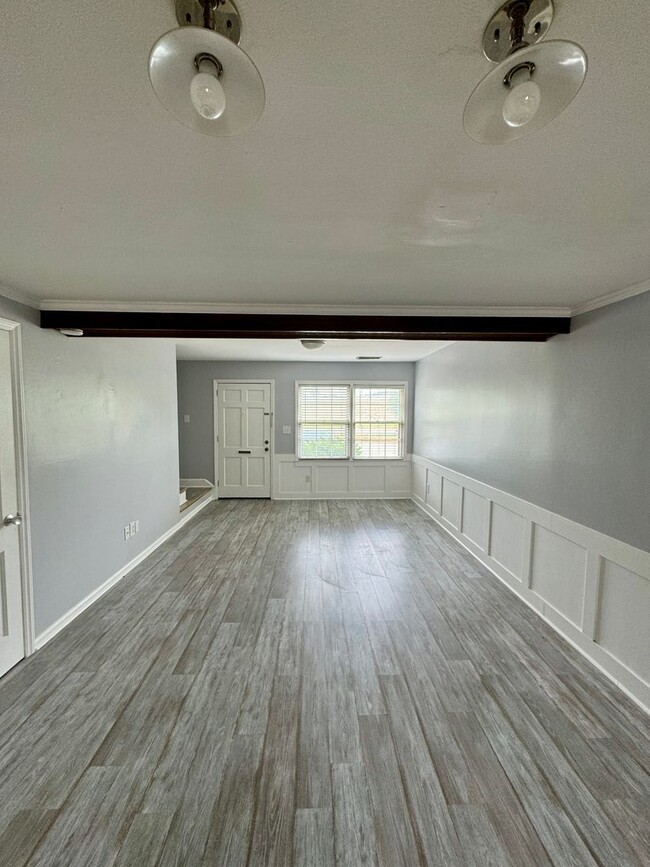 Building Photo - Cute Townhouse in South Charlotte