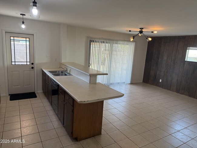 Building Photo - 944 E Concorda Dr