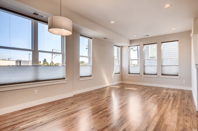 Foto del edificio - Evolve Real Estate: Modern townhome in Wes...