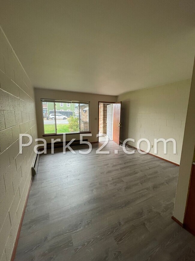 Foto del edificio - 1 Bed 1 Bath Ground Floor Apartment