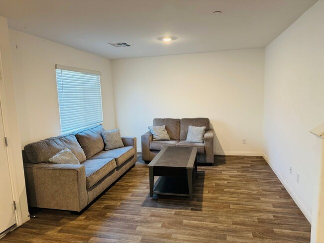 Building Photo - Semi-Furnished 3-bedroom, 2.5-bath townhou...