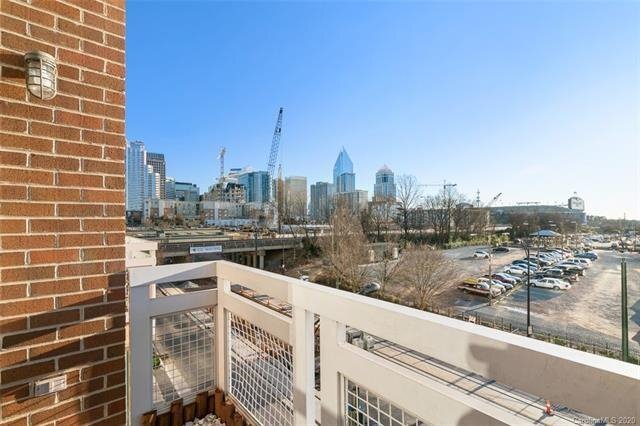 Foto del edificio - Your Urban Oasis Awaits! Condo in Uptown C...