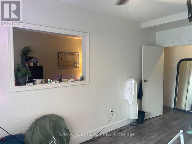 Photo du bâtiment - 4902-4902 Dundas St W