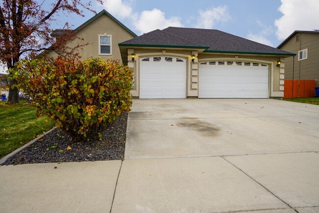 Building Photo - 11565 W Zachery Ave