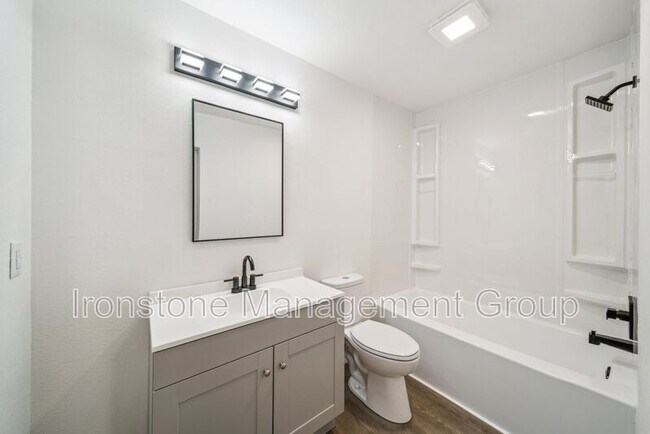 Building Photo - 3165 E 49th St