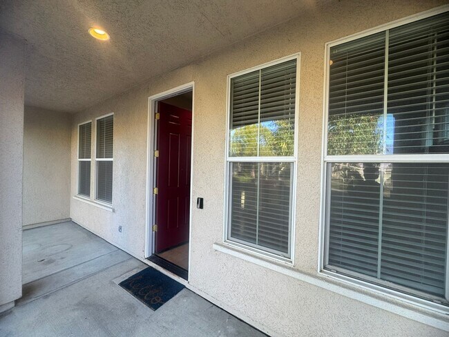 Foto del edificio - Spacious 4 Bedroom Home in Elk Grove