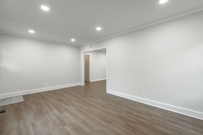 Building Photo - 3 Bedroom 3 Bath in Red Bank
