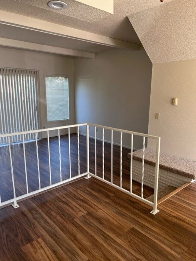 Foto del edificio - FREE RENT! 2x1 Townhome on Miller St S