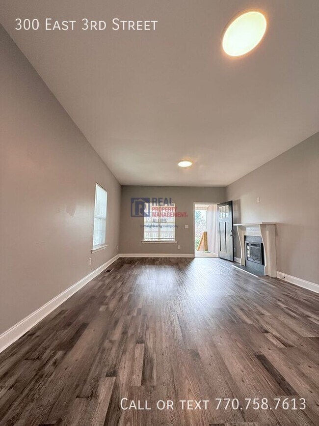 Foto del edificio - 300 E 3rd St NE