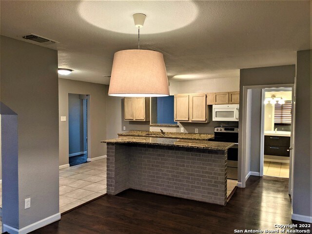 Building Photo - 455 Maplewood Ln