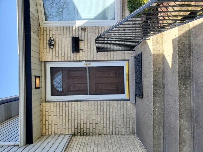Building Photo - 680 Manor Ct