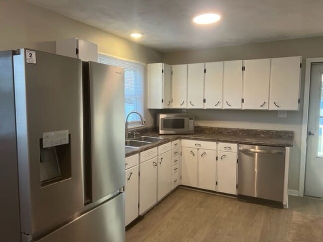 Building Photo - Recently Renovated Single Family