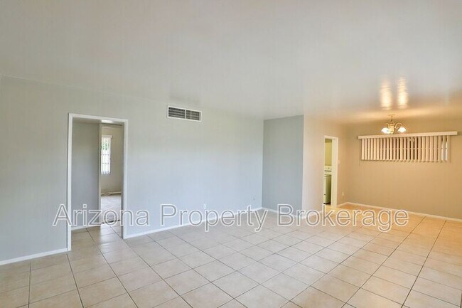 Building Photo - 4640 E Oak St