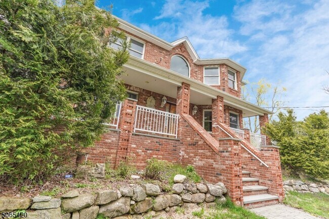 Building Photo - 335 W Lakeshore Dr