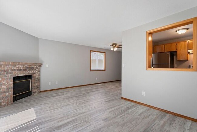 Foto del edificio - 3 bedroom townhouse with Garage!! Wont last! Call Now!!