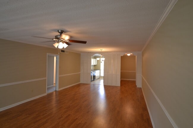 Foto del edificio - Gated Community!  2 bedroom, 2 bath Condo is excellent location off Jefferson Hwy