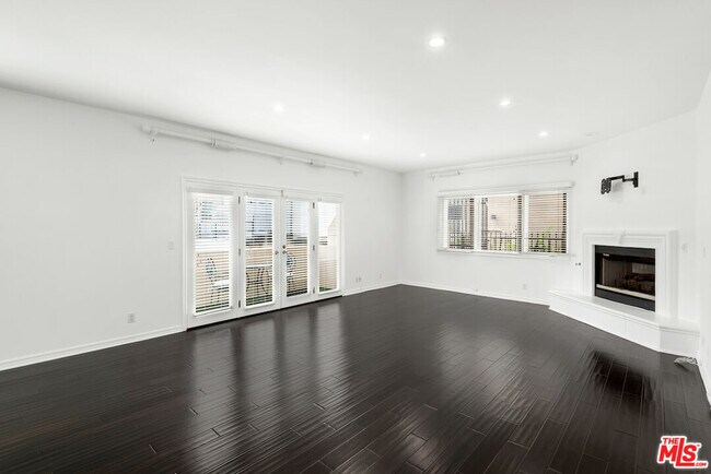Building Photo - 435 Arnaz Dr