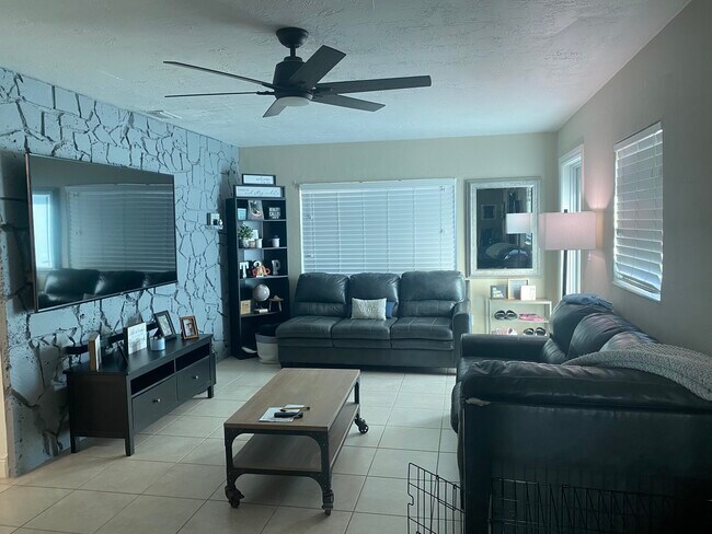 Living room - 10221 Jamaica Dr