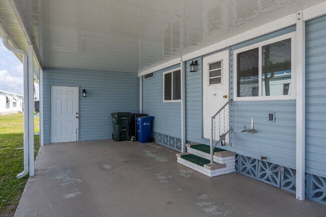 Building Photo - Venice Isle Double-wide 2/2 Unfurnished Home for year round living close to the beach.  Resident ...